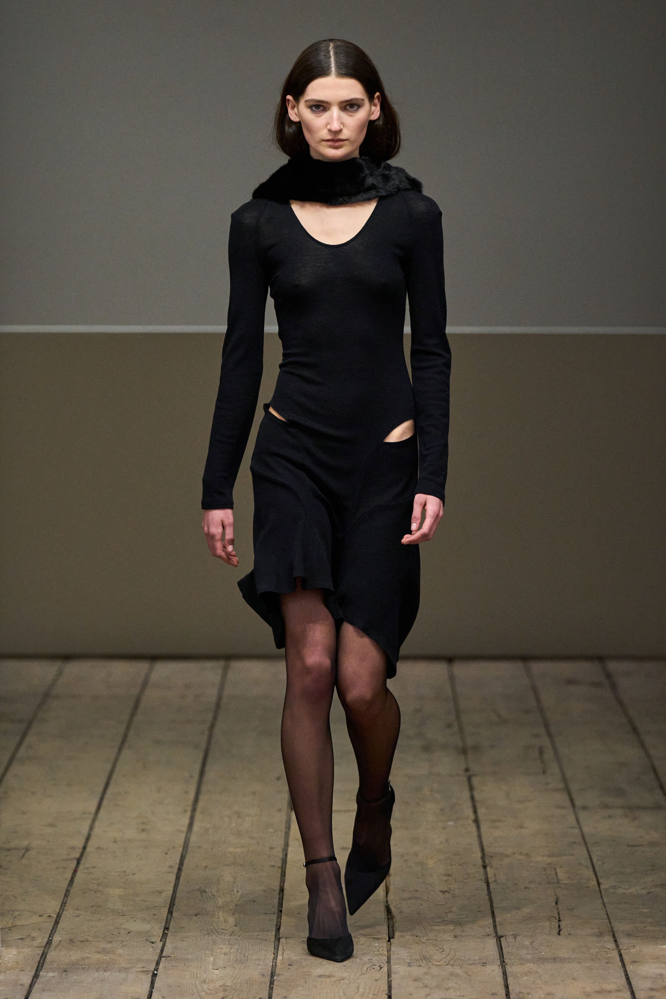 Eckhaus Latta以低饱和色调与实验剪裁打造反传统时尚语言，解构丹宁与极简黑色形成艺术化日常，在冷静空间中呈现先锋与实穿的平衡-顽石频道趋势研究